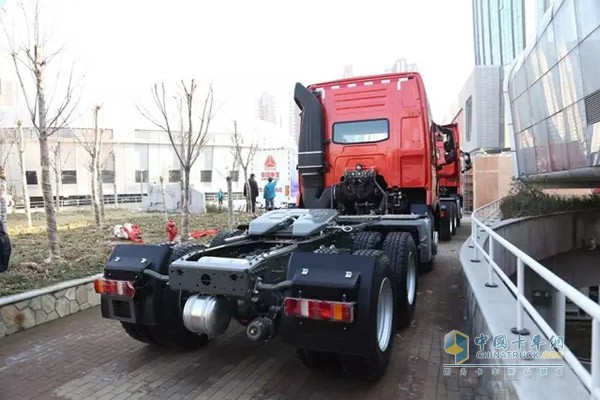 中國(guó)重汽HOWO- T7H 440馬力6×4危化品牽引車