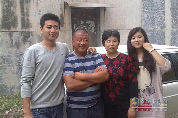 老仇夫婦和一對兒女
