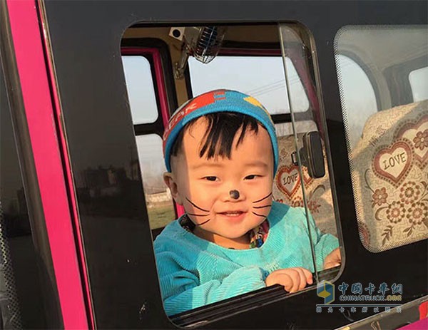 “小小仇，生日快樂，爸爸愛你”