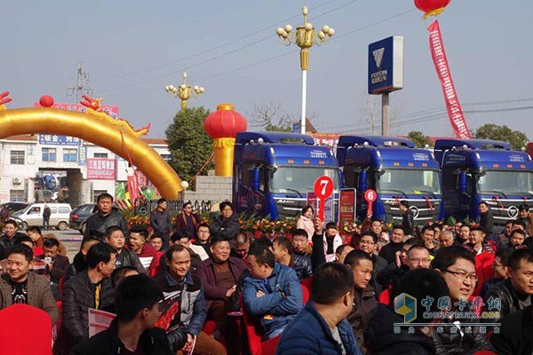 與會(huì)嘉賓踴躍參與二手車拍賣活動(dòng)