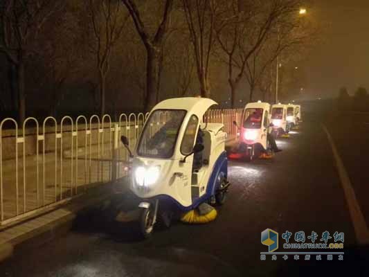 1月1日清晨五點(diǎn)，“城市勤務(wù)兵系列”之微型三輪收掃車(chē)在西南三環(huán)輔路進(jìn)行清掃保潔作業(yè)