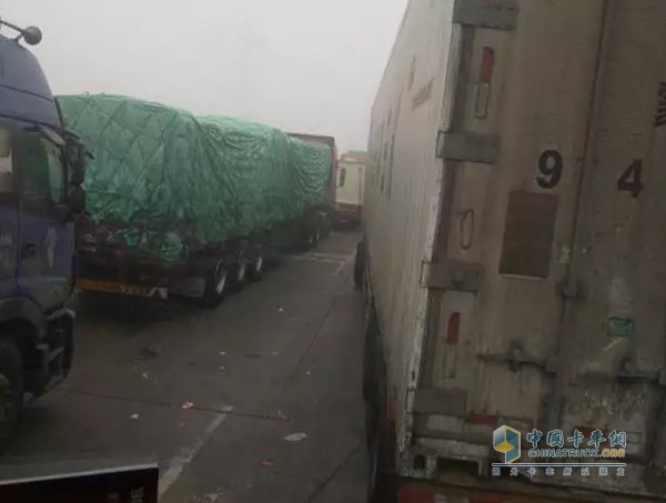 因霧霾被困在高速上，已被困 32 個小時，溫度零下 5 度