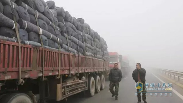 1 月 3 日，車輛在長深高速江蘇贛榆入口處排起 "長龍"