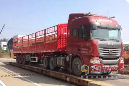 2017 M型新款輕量化高強(qiáng)度鋼倉(cāng)柵式運(yùn)輸半掛車(chē)