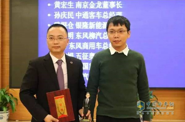 　　交通部公路院博士后張祿為上汽紅巖總經理楊漢琳代表頒獎