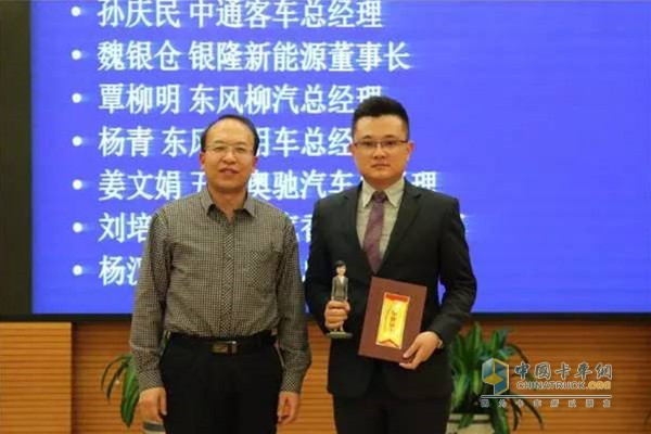 吉林大學汽車學院副院長李世武為五征奧馳汽車總經理姜文娟代表頒獎