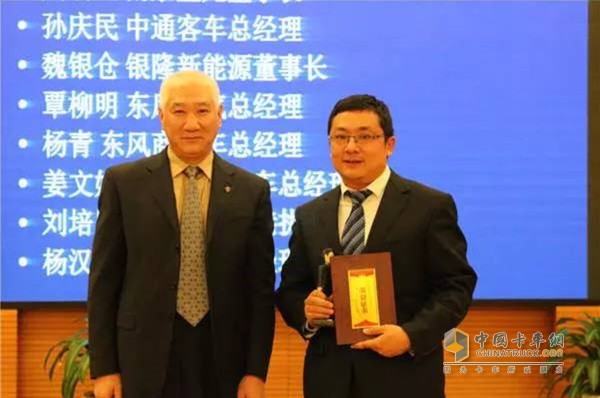 商用車商會會長趙旭日為一汽解放總經理胡漢杰代表頒獎