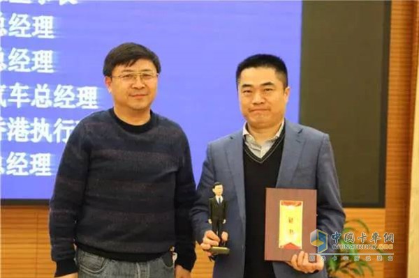 長安大學汽車學院院長余強為東風商用車總經理楊青代表頒獎
