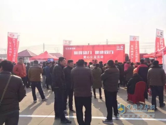卡車司機(jī)現(xiàn)場圍觀