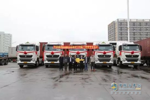 5臺(tái)中國(guó)重汽豪沃T7H6×4牽引車交付廈門(mén)港務(wù)