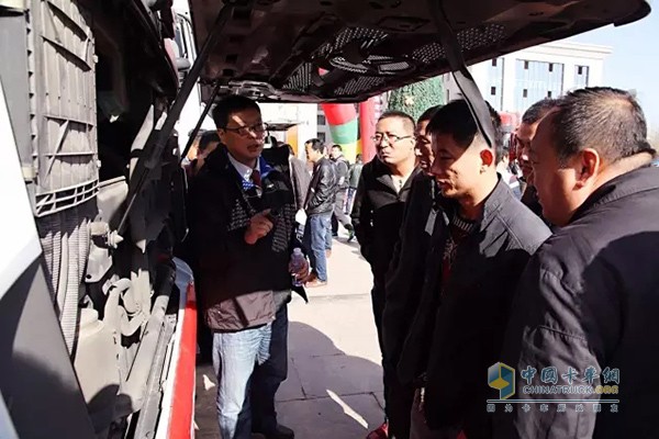 翟老師細心地為物流從業(yè)者及駕駛員朋友進行實車講解和實際駕駛操作指導