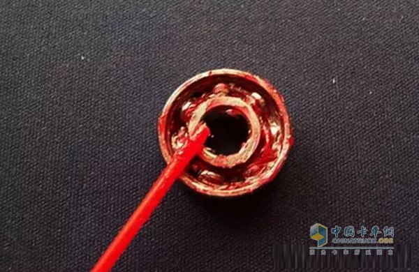 清理軸承內(nèi)部舊潤滑脂和磨損后的殘留物