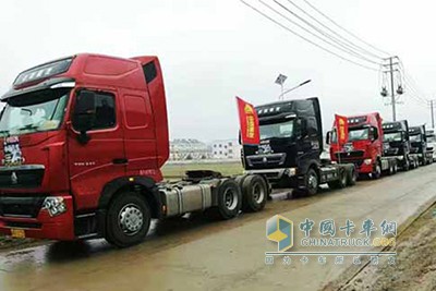 中國重汽HOWO-T7H牽引車