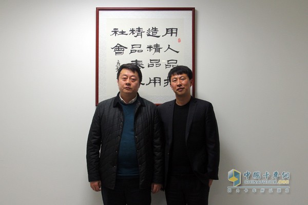 中國重汽銷售部魯北分公司總經(jīng)理苗志強(左)、淄博火炬汽車銷售服務(wù)有限公司總經(jīng)理祁琨(右)