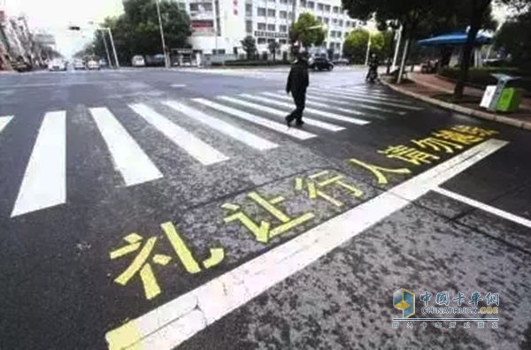 禮讓過馬路的行人