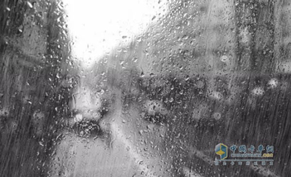 路面有積水要緩慢通過