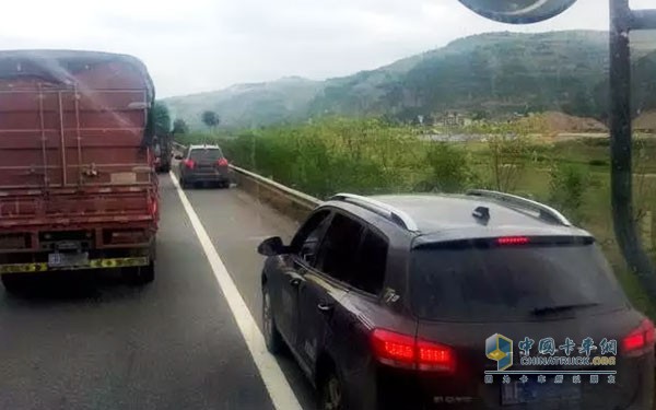 正常情況下絕不占用應(yīng)急車道