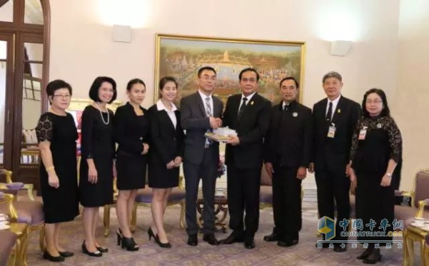 泰國政府領(lǐng)導與玲瓏團隊合影