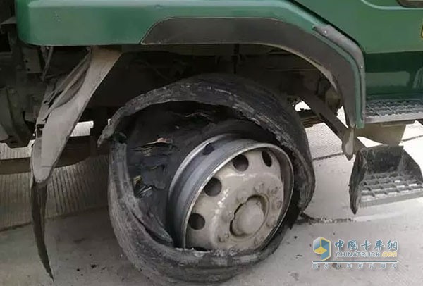 超載、超高壓充氣引起爆胎