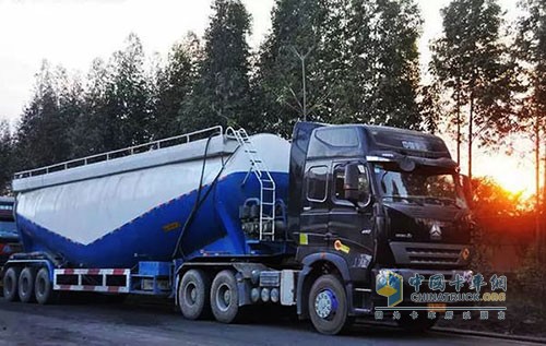 卡車司機(jī)常年在外，以車為家，隨車需要帶很多生活用品和修車用品。