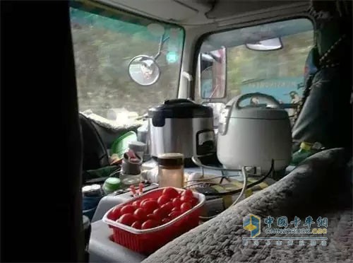 卡車司機(jī)常年在外，以車為家，隨車需要帶很多生活用品和修車用品。