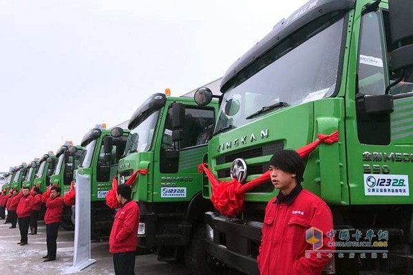 紅巖新型環(huán)保渣土運(yùn)輸車采用了國(guó)五排放標(biāo)準(zhǔn)