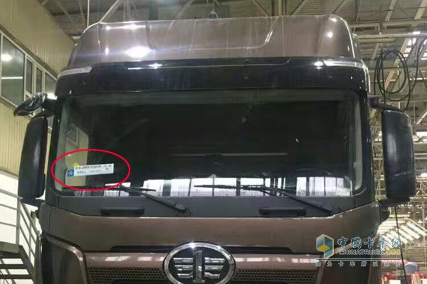 車輛左上角貼有車輛信息和商代處信息，證明該車即將投放市場