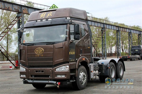 一汽解放J6P領(lǐng)航版?；愤\輸車