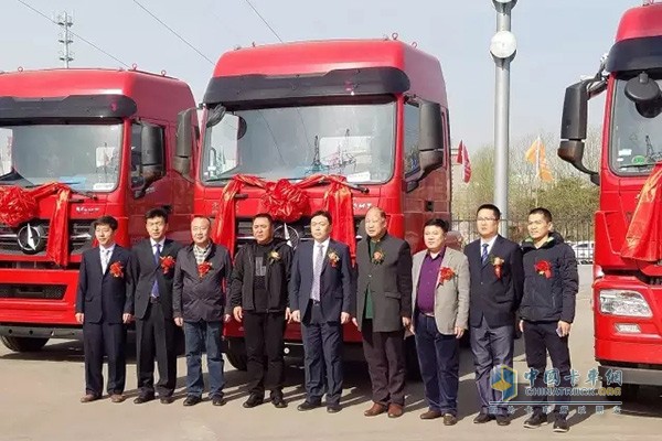 石家莊捷安北奔重卡銷售服務中心工作人員合影留念