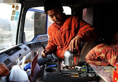 卡車司機在車內(nèi)吃泡面