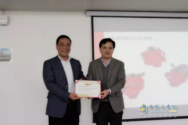 東風(fēng)康明斯發(fā)動機有限公司向武漢理工大學(xué)捐贈5臺發(fā)動機