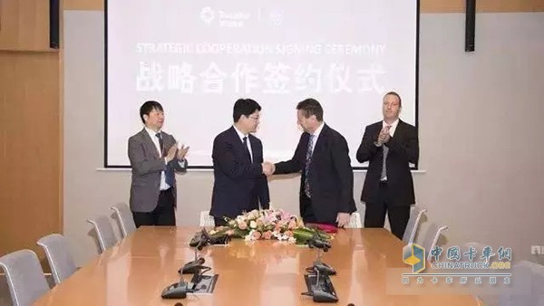 傳化物流集團執(zhí)行總裁徐炎(左二)、斯堪尼亞中國總經(jīng)理Steve Wager(右二)代表雙方簽署戰(zhàn)略合作協(xié)議