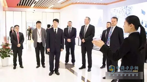 參加此次會議的還有，傳化運聯(lián)科技總經(jīng)理周峰、斯堪尼亞中國公司商務(wù)總監(jiān)Ivan Stefanovic、銷售總監(jiān)Staffan Arlebo、售前產(chǎn)品總監(jiān)Mike Jansson、服務(wù)總監(jiān)Jens Hennig 、大客戶經(jīng)理Tommy Xu。