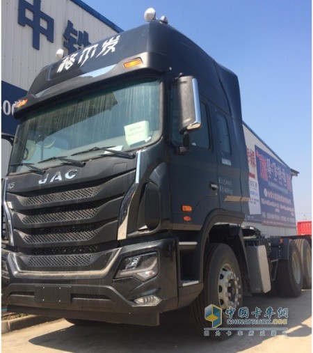 搭載重汽曼技術(shù)MC11發(fā)動(dòng)機(jī)的格爾發(fā)440馬力6X4載貨車