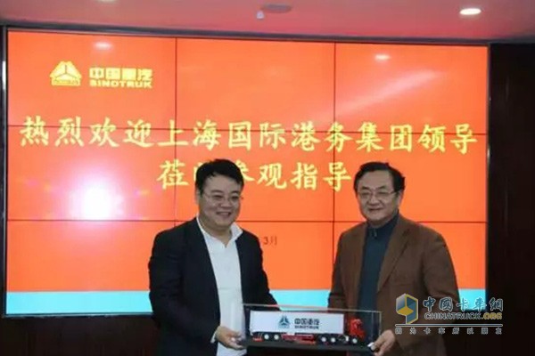 中國重汽(香港)有限公司執(zhí)行董事、副總裁劉培民向方懷瑾贈(zèng)送象征深度合作的中國重汽車模