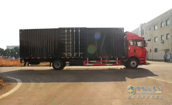 華菱星馬新款H3大單橋廂式貨車(chē)