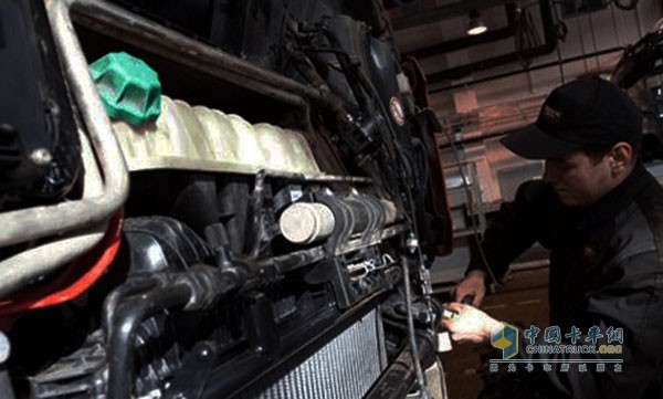 我們都清楚一輛車算上各種電器、制動等系統(tǒng)，整車的管路非常多，而車輛基本天天出外面拉貨，走過的路有惡劣也有平順的。那么經(jīng)過一段時間的顛簸震動、摩擦，管子也會有損壞破裂的風(fēng)險，如何防護(hù)則成了司機(jī)最關(guān)心的問題。