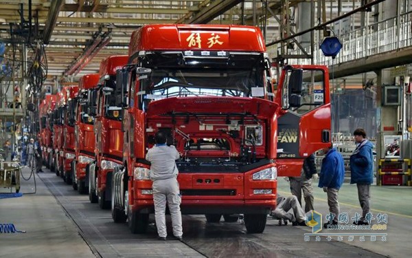 　解放卡車(chē)持續(xù)領(lǐng)航