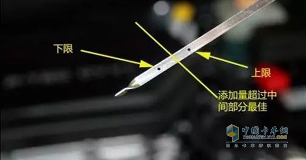 保證發(fā)動(dòng)機(jī)運(yùn)轉(zhuǎn)的機(jī)油量，機(jī)油液面最好在游標(biāo)尺上下刻度線之間，不能太高，也不能太低。