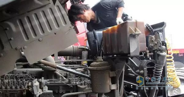 定期檢修冷卻系統(tǒng)中的水泵、機(jī)油冷卻器等重要部件，保證發(fā)動(dòng)機(jī)的冷卻系統(tǒng)可以正常使用。