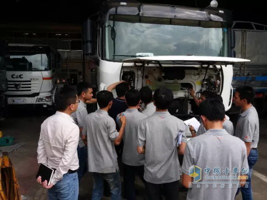聯(lián)合卡車培訓講師現(xiàn)場為學員模擬故障