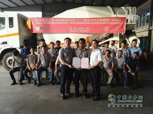 聯(lián)合卡車培訓講師和越南經銷商總經理為學員頒發(fā)證書