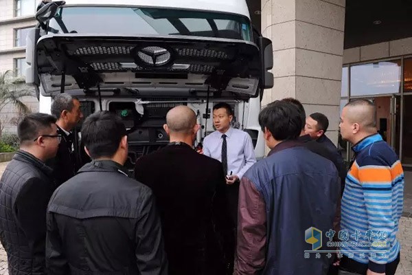 彭杰先生為與會(huì)嘉賓做車輛講解，此次展車為快運(yùn)新星Actros 2646 6×4