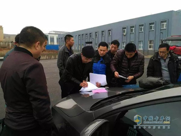 在北奔自卸交車(chē)現(xiàn)場(chǎng)對(duì)客戶(hù)在車(chē)輛使用過(guò)程中的日常保養(yǎng)事宜都做了詳細(xì)說(shuō)明