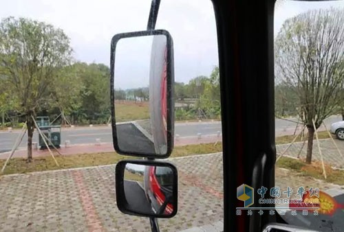 春天開車，基本上沒有人會想著開空調(diào)，這乍暖還寒的時(shí)候，可以選擇打開車窗，促進(jìn)駕駛室內(nèi)的空氣流通。多呼吸呼吸新鮮空氣，再加上微涼的春風(fēng)，卡車司機(jī)可以長時(shí)間保持清醒的狀態(tài)。