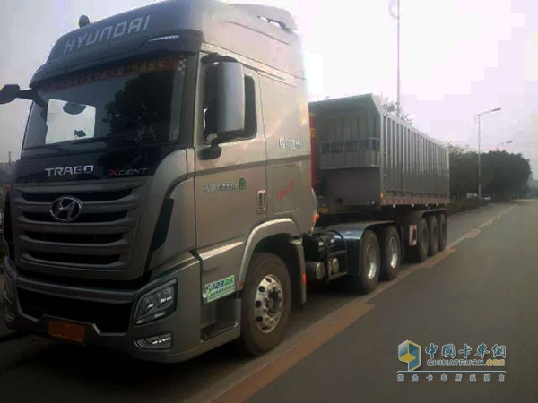 四川現(xiàn)代創(chuàng)虎重載型牽引車(chē)(自卸掛車(chē)用)