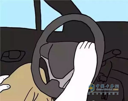 一只手操控整輛車，有種把世界握在手里的感覺。不過現(xiàn)在看來，這種手扶拖拉機(jī)式雖然看似瀟灑，但是一旦需要緊急躲閃的時(shí)候，一只手根本來不及反應(yīng)過來去打方向。