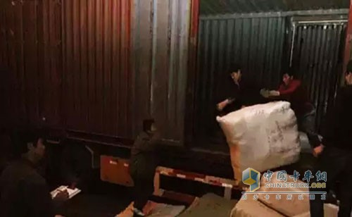 卡車司機不是卸貨員，但是也得具備卸貨技能，有時候為了卸貨趕工，少不得要親自上陣，幫著卸貨員，將車廂里的貨物卸下來。