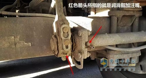 這個(gè)方法也是卡友在無(wú)意之間發(fā)現(xiàn)的，有一個(gè)車(chē)主的車(chē)經(jīng)常在他那里打黃油，有一個(gè)鋼板銷(xiāo)就死活都打不進(jìn)去黃油，有一天這個(gè)車(chē)主的車(chē)鋼板斷了，正好斷鋼板是打不進(jìn)黃油那邊。
