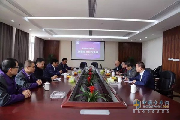 東風汽車與中通快運正式達成500輛東風輕卡的采購協(xié)議現(xiàn)場